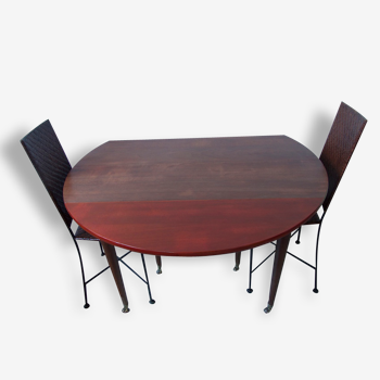 Table ronde en bois et ses deux chaises