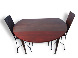 Table ronde en bois et ses deux