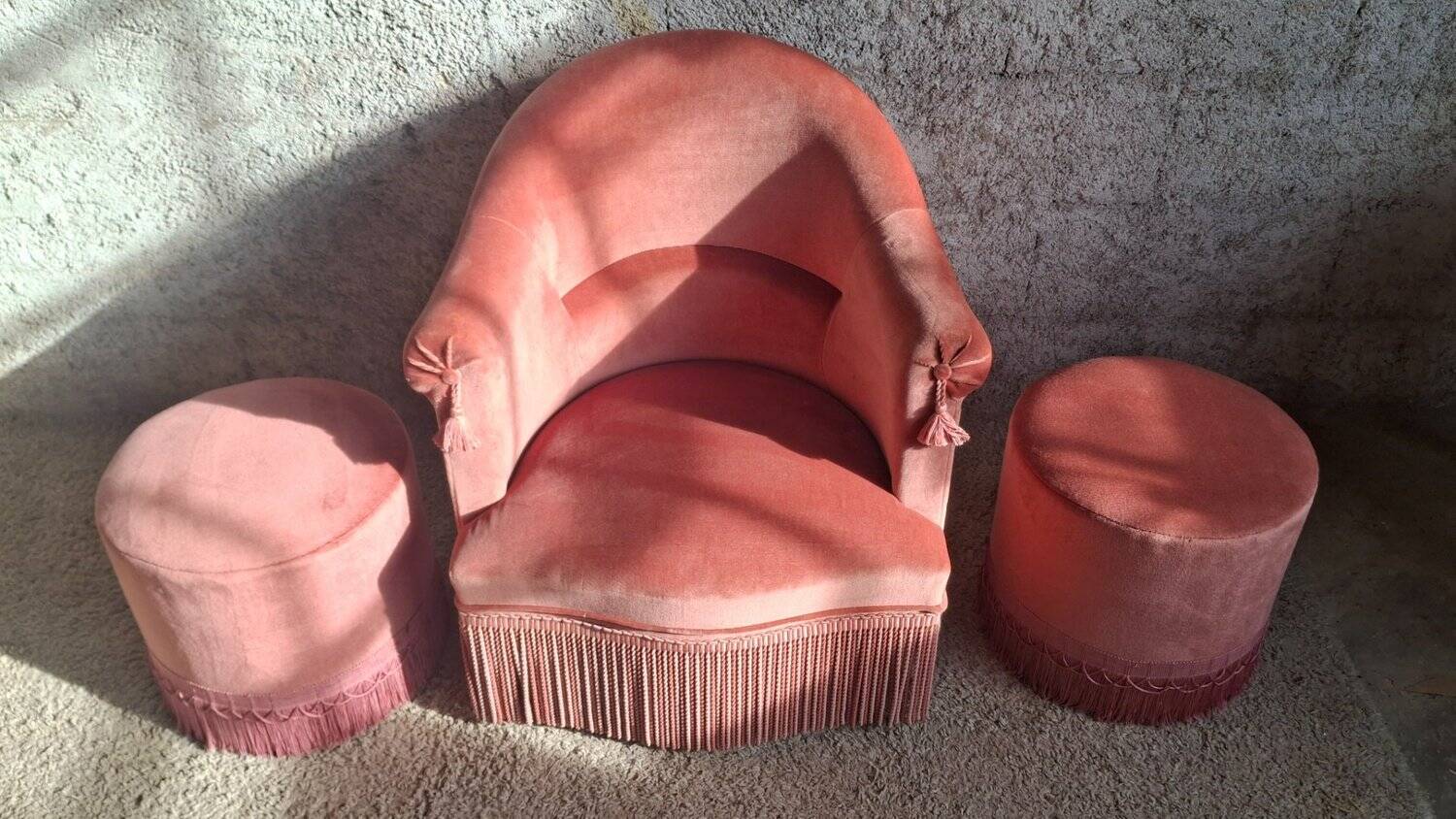 Set of crapaud armchair and 2 Napoleon III pink velvet poufs from the 19th century.