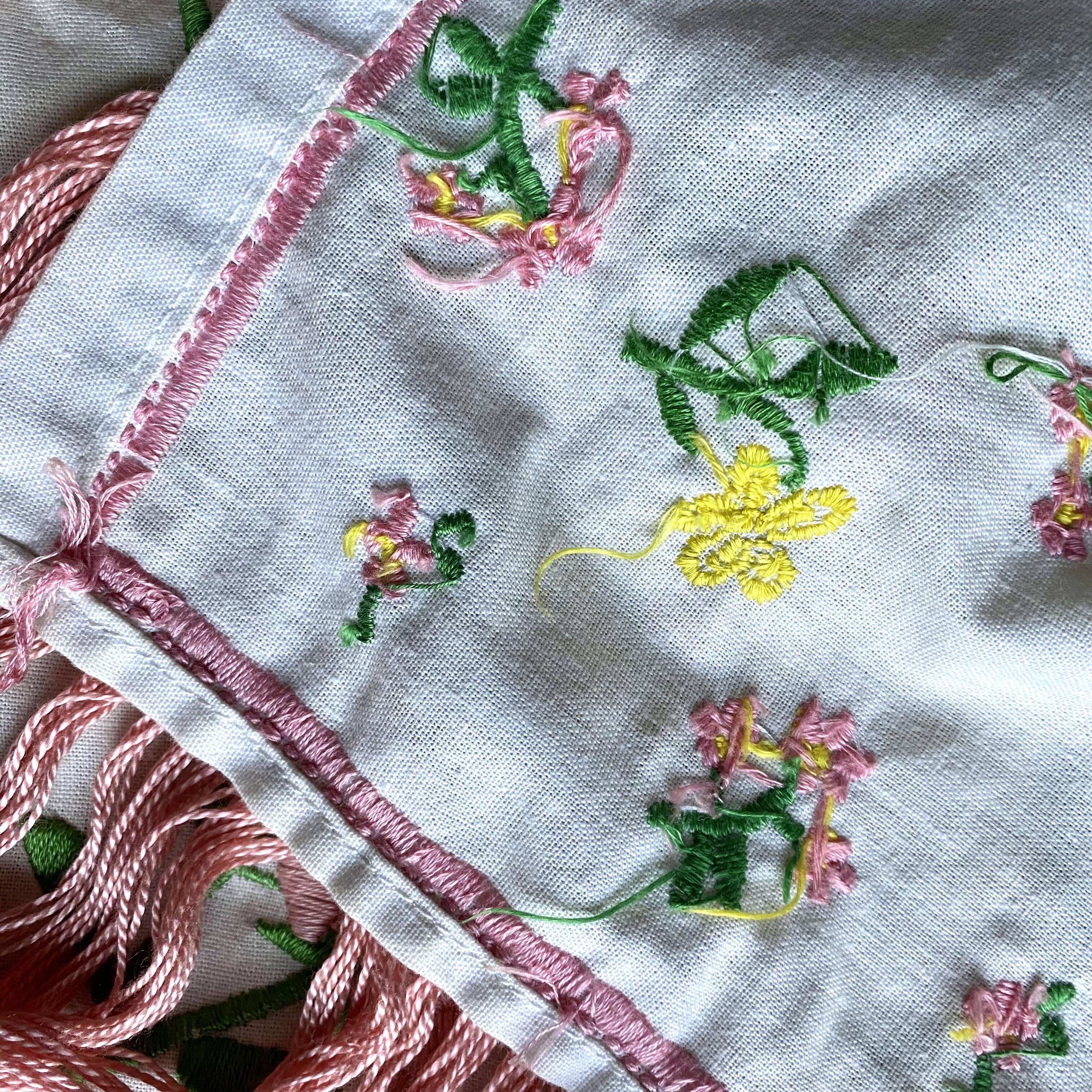 Nappe ancienne brodée 89 x102 cm