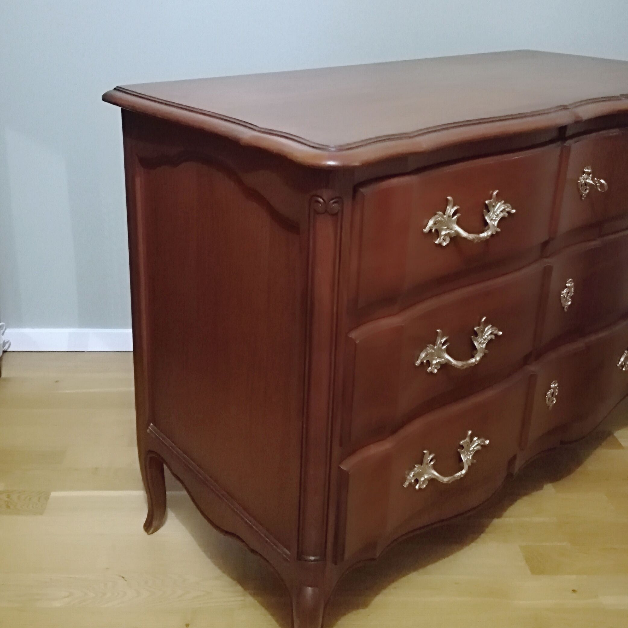 Commode arbalète trois tiroirs en merisier