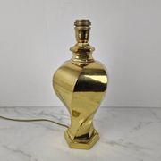 Lampe de table en laiton sculptural, de qualité lourde, sans abat-jour.