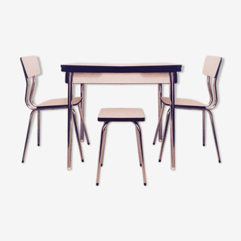 Table, 2 chaises et 1 tabouret  en formica