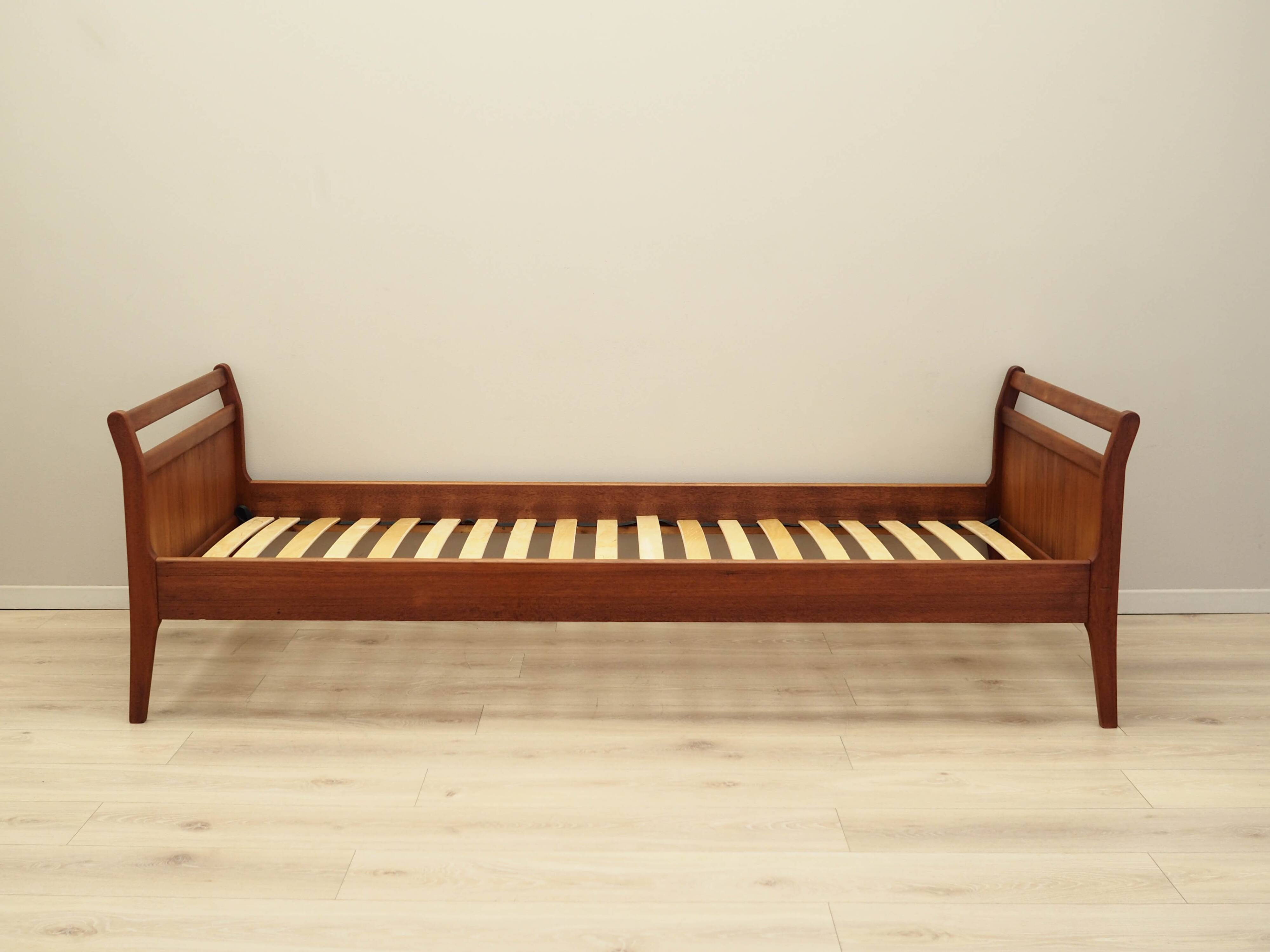 Lit en teck, design danois, années 1970, fabrication : Danemark