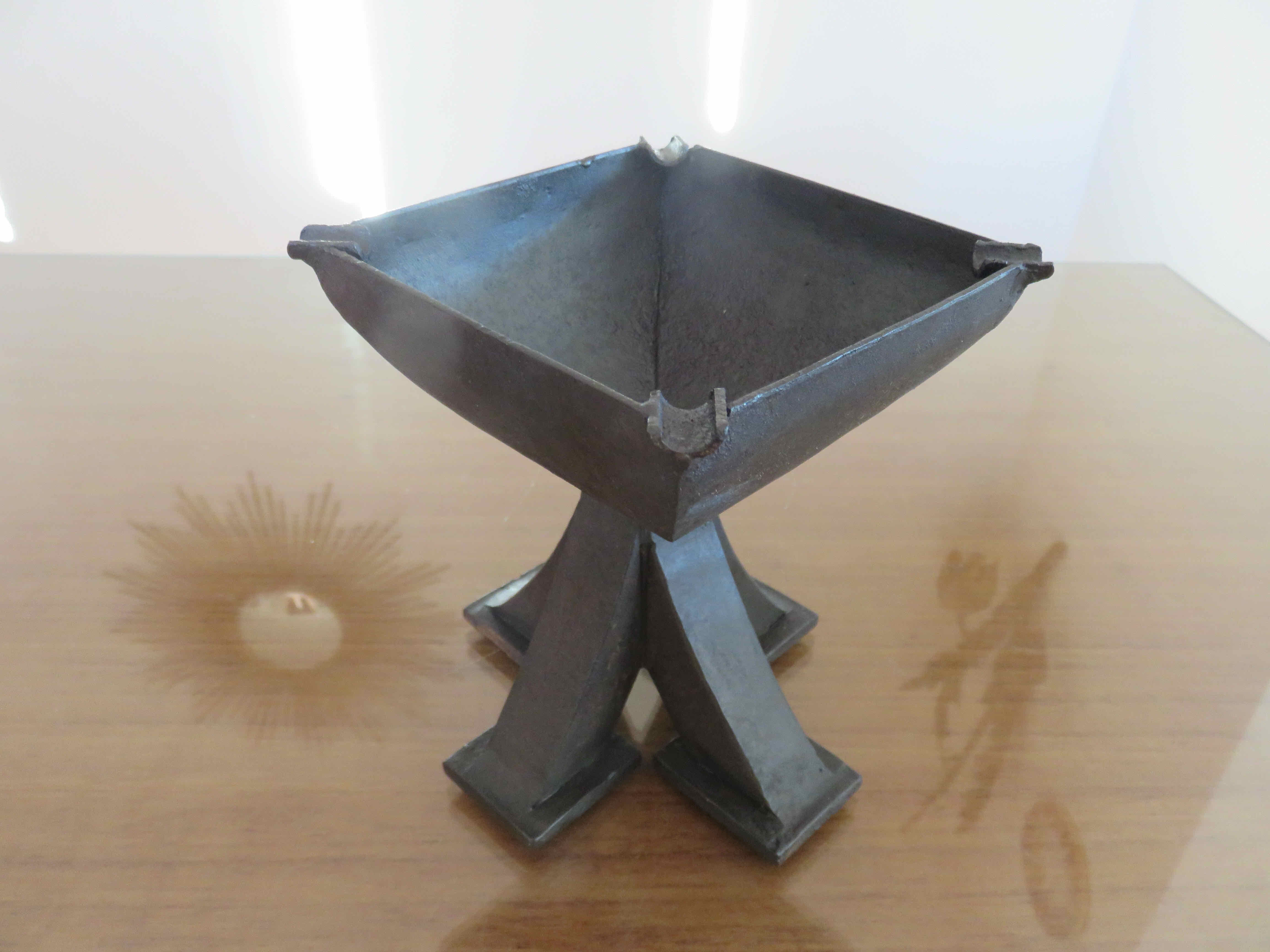 Cendrier " brutaliste " quadripode en acier brut années 70
