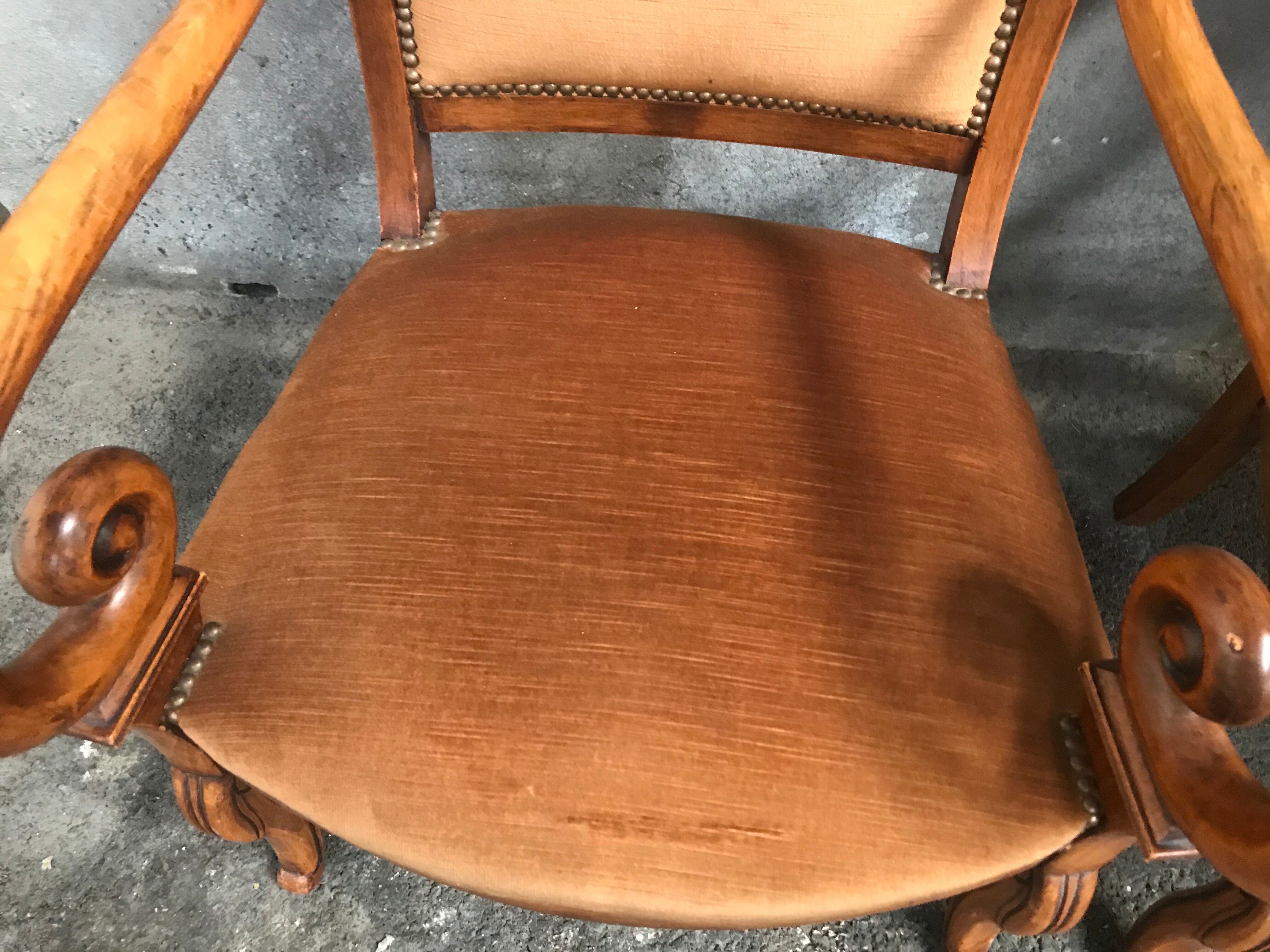 Paire de fauteuils de style restauration en velours