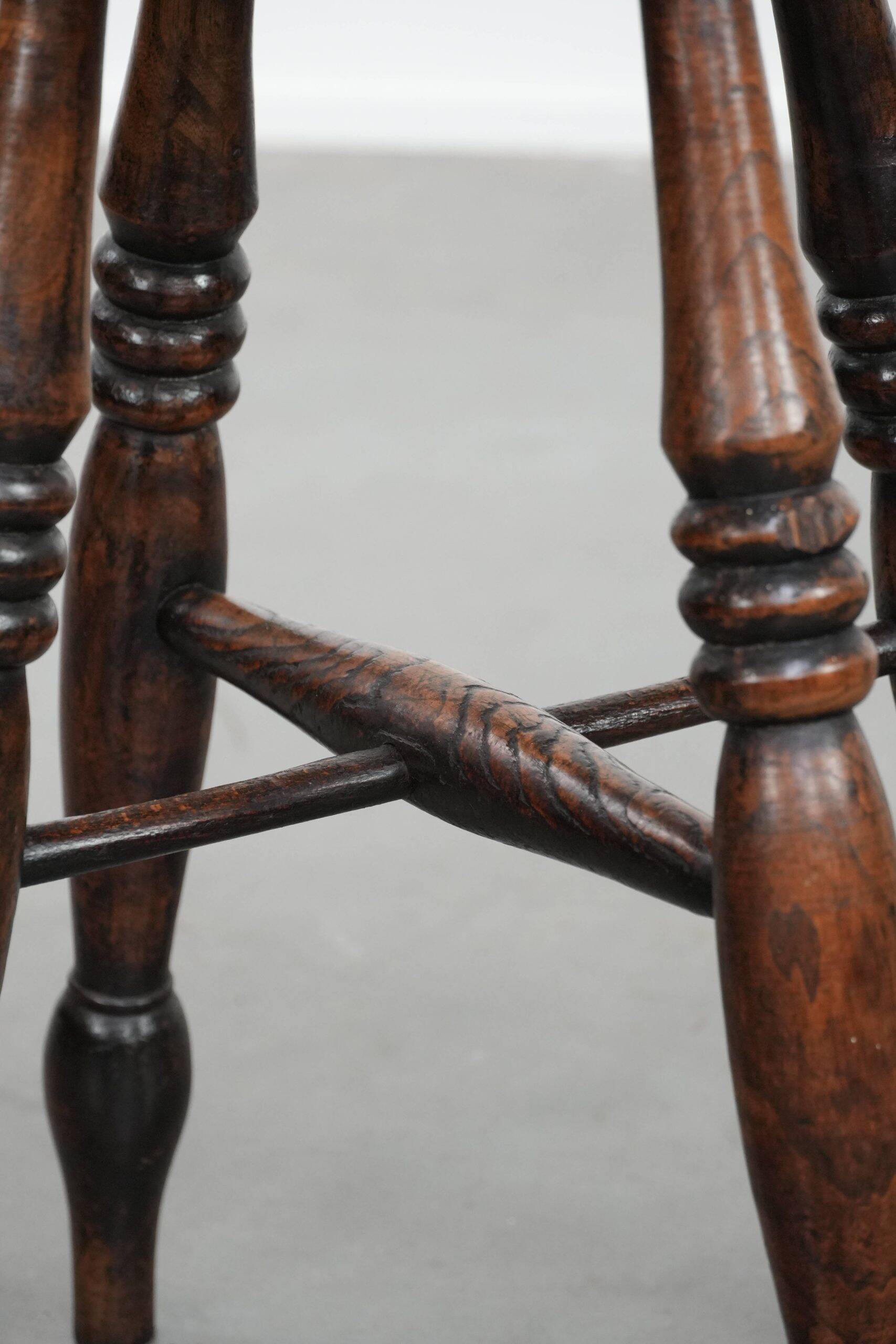 Tabouret Windsor anglais ancien du XVIIIe siècle avec une superbe patine.