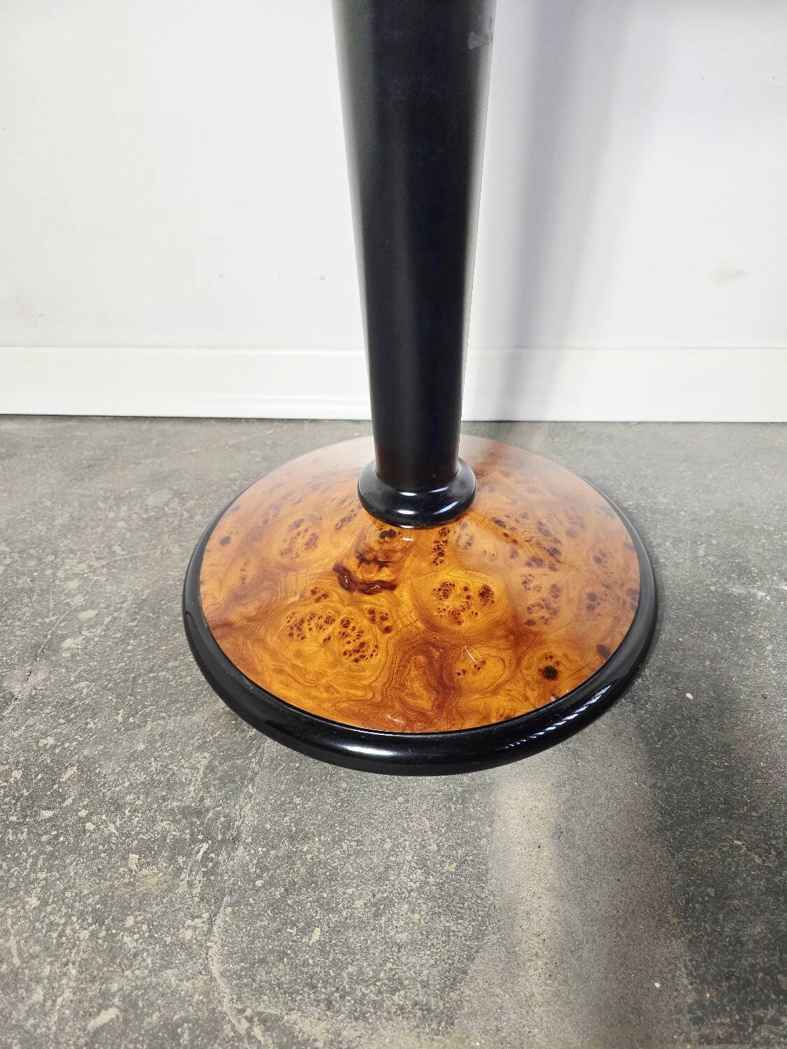 Table d'appoint en noyer et bois ébène de style Art Déco