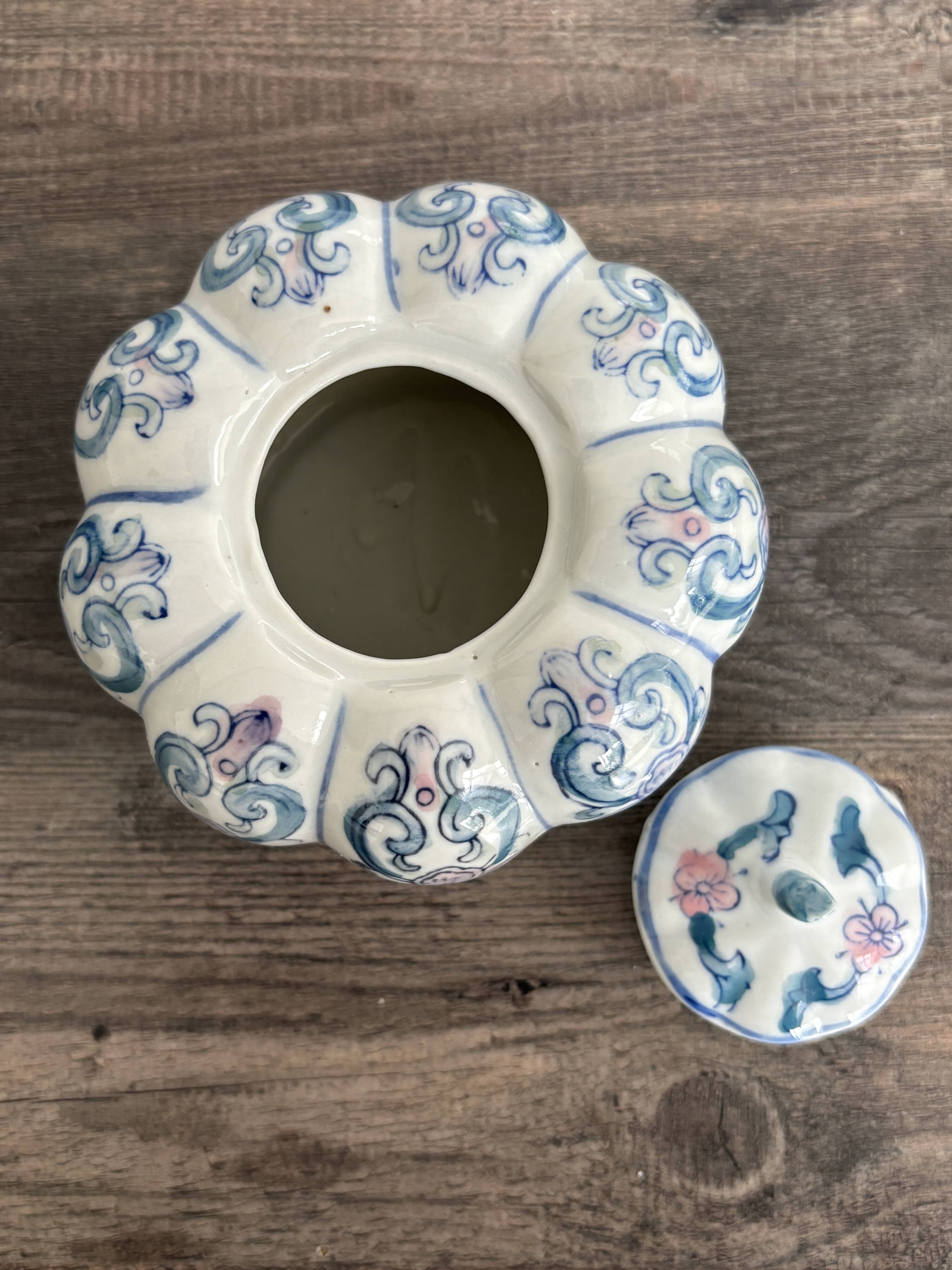 Antique Chinese porcelain box