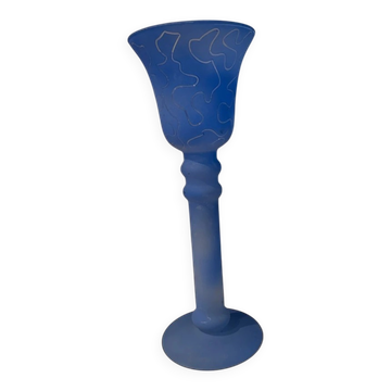 Vase tulipe sur pied en verre givré bleu, années 90