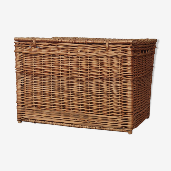 Trunk in woven wicker