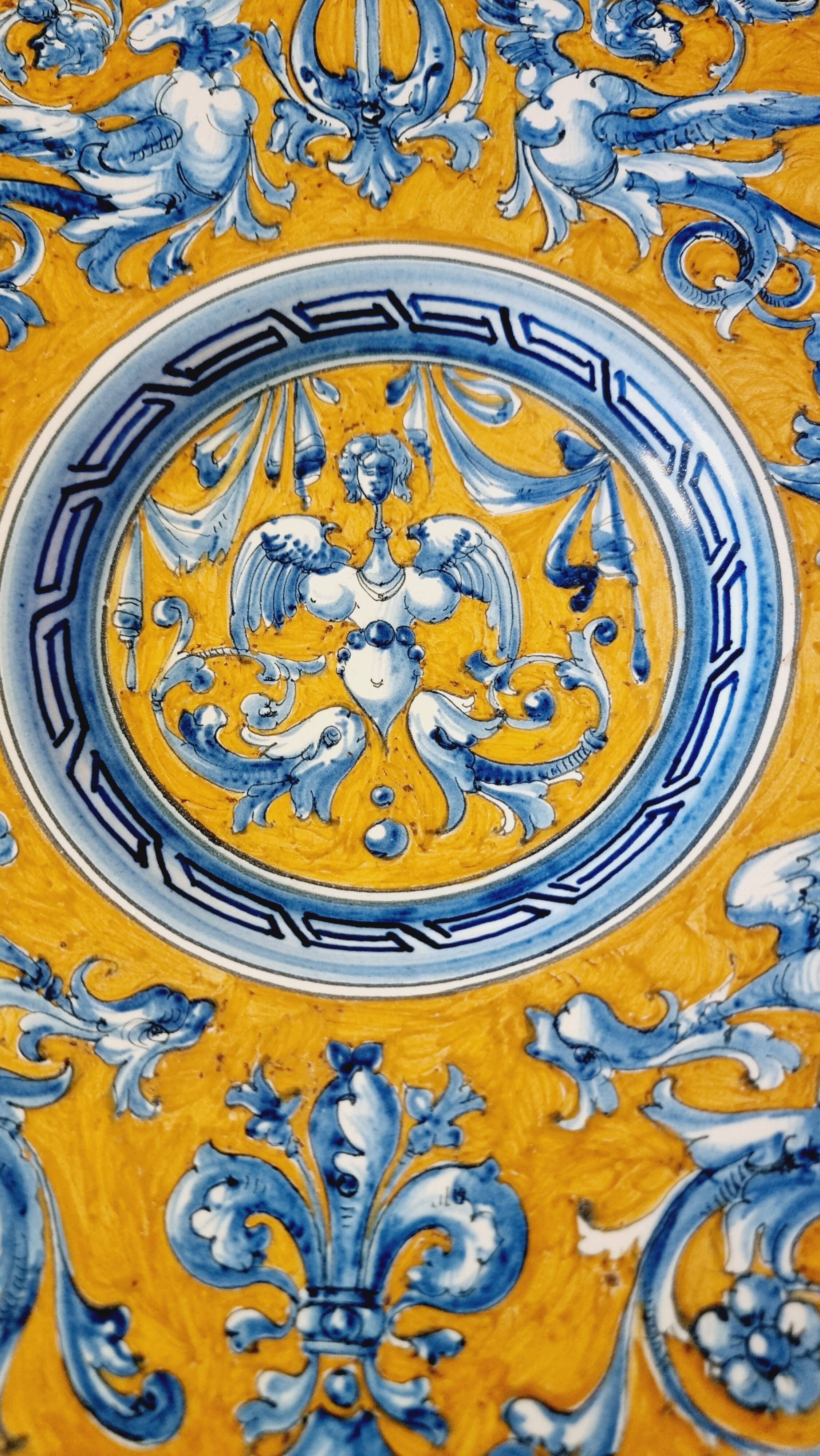 Large grotesque plate (Urbino/Castelli style), made in Italy, pei