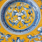 Large grotesque plate (Urbino/Castelli style), made in Italy, pei