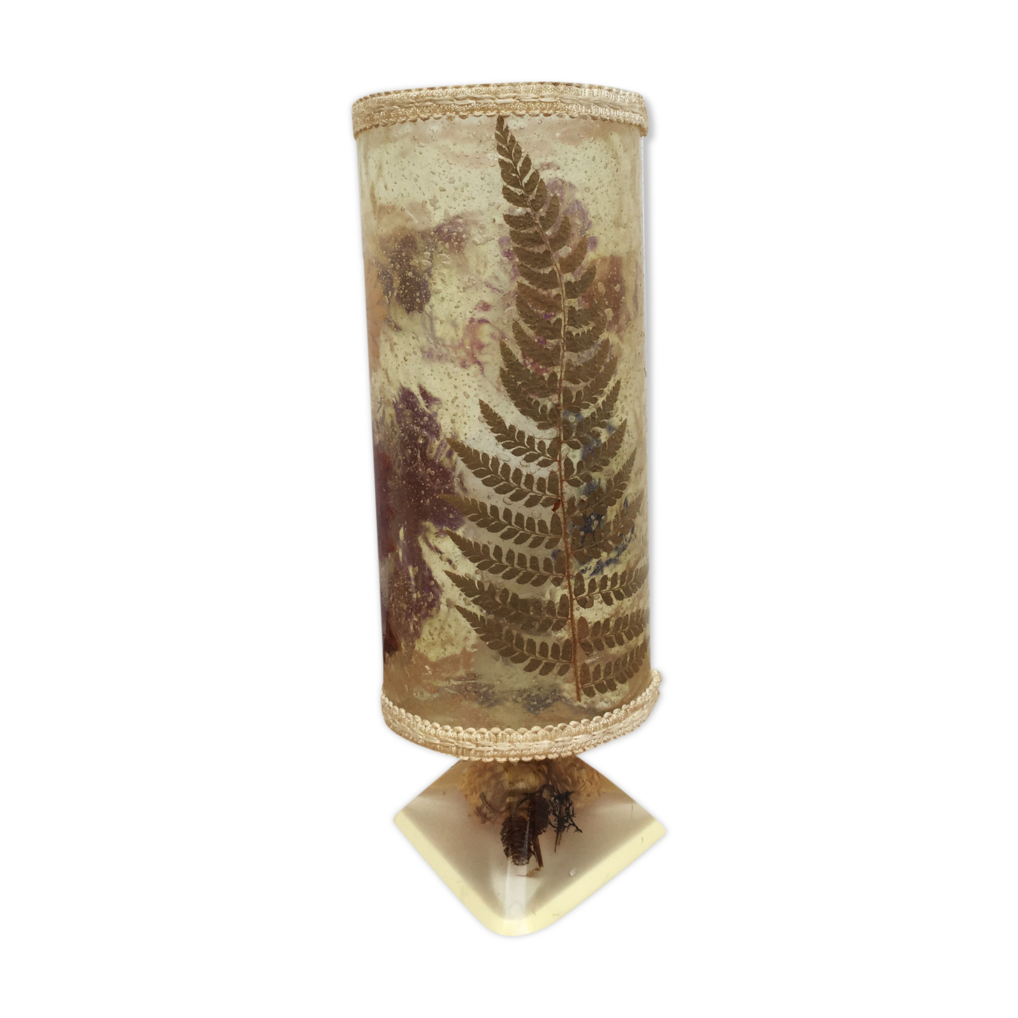 Resin lamp with inclusions of dried flowers