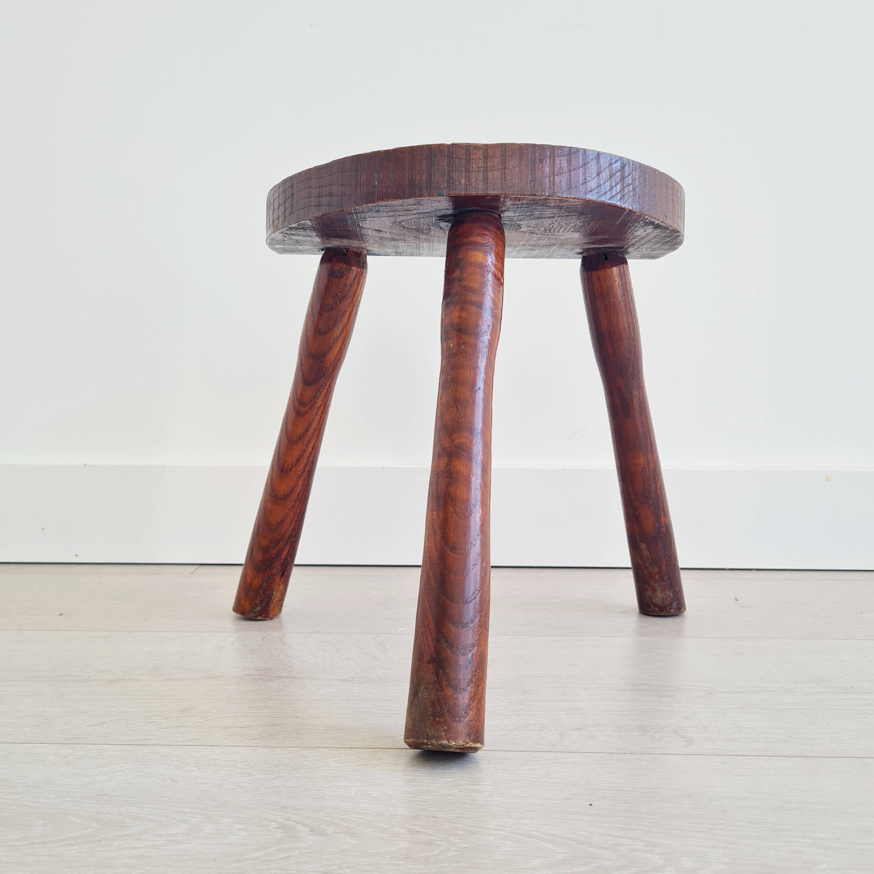 Tabouret tripode en bois massif - porte plante brutaliste
