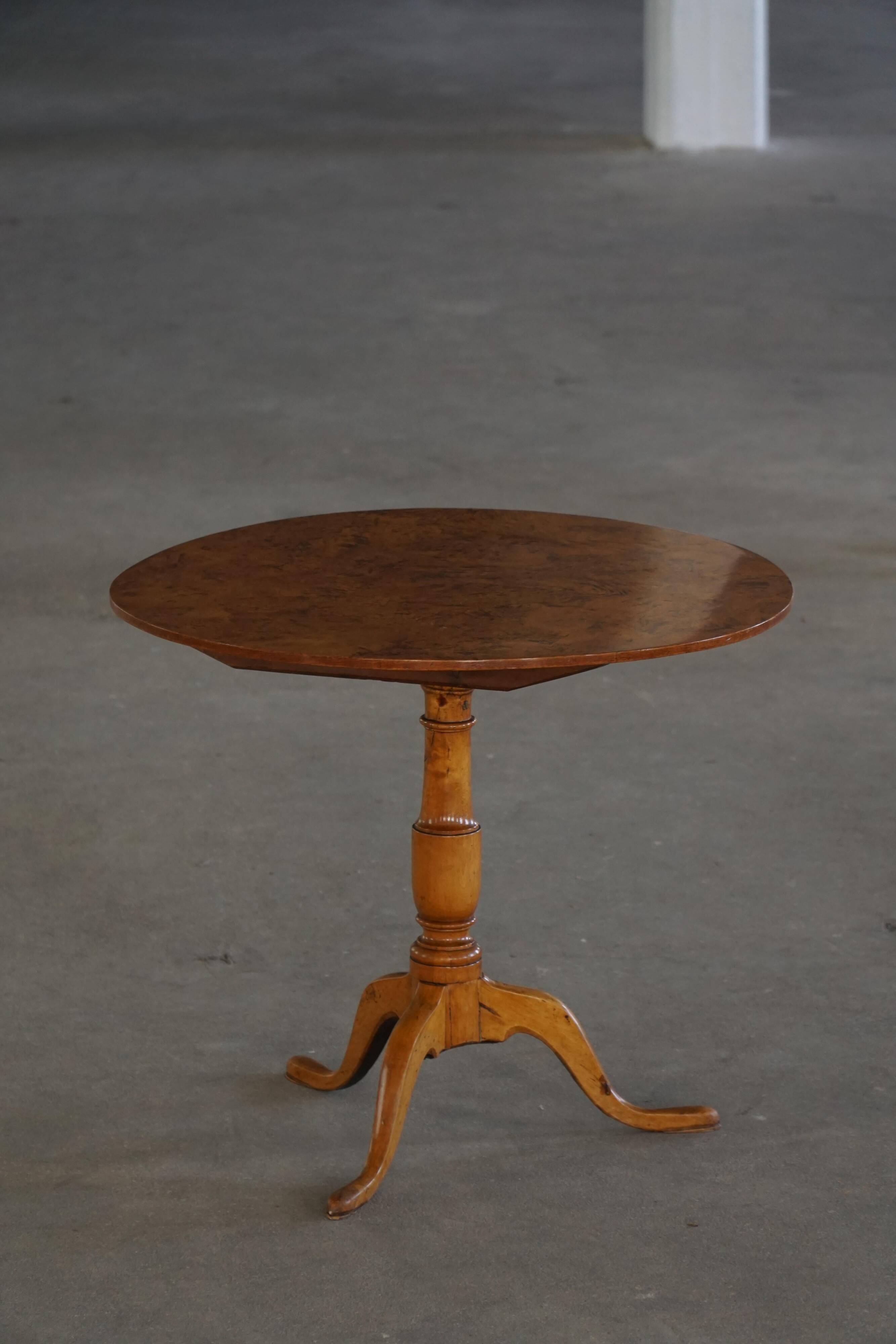 Table suédoise ancienne à plateau basculant en bois de ronce et socle, début du 19e siècle