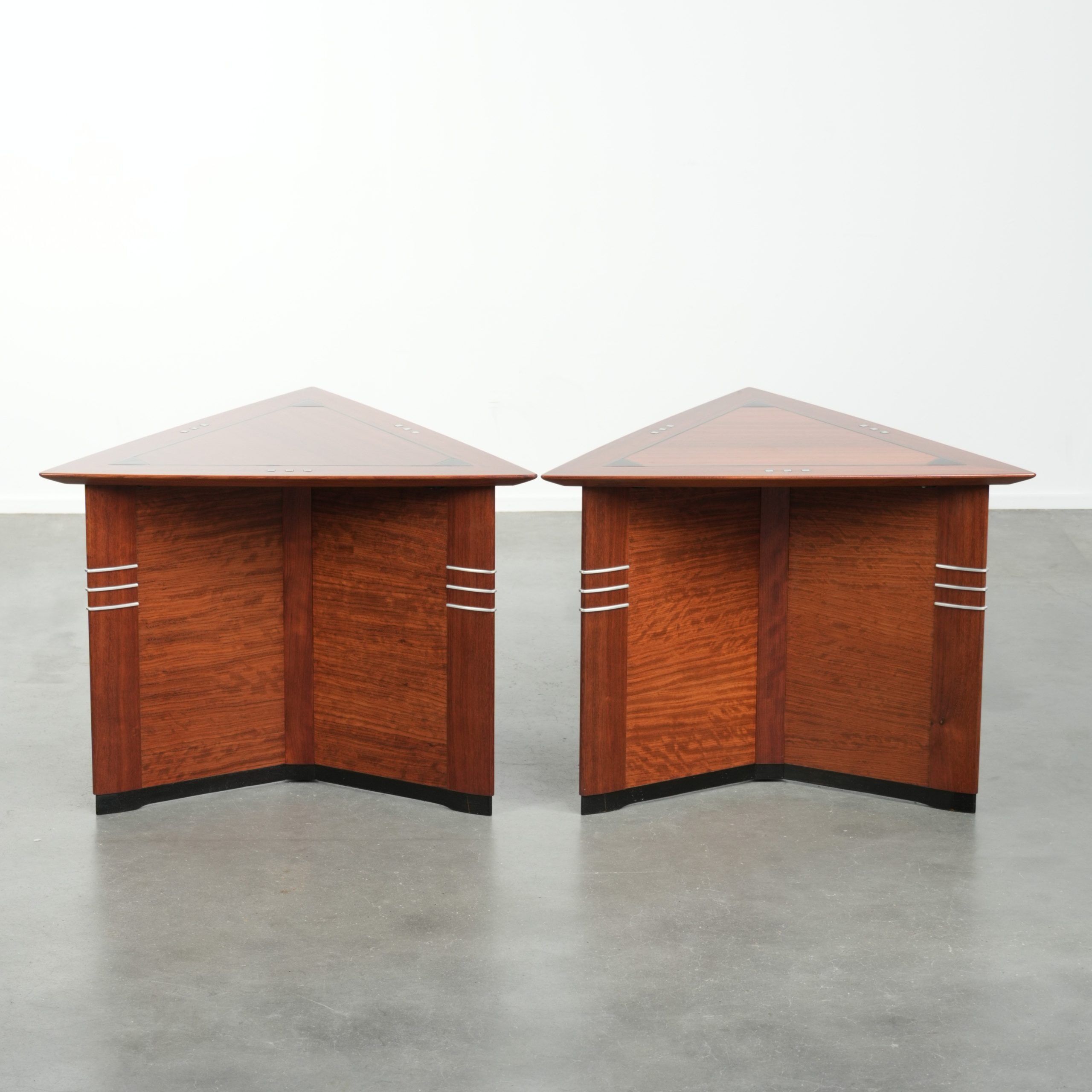 Ensemble de luxe de 2 tables d'appoint/à café en forme de triangle au design Art Déco.