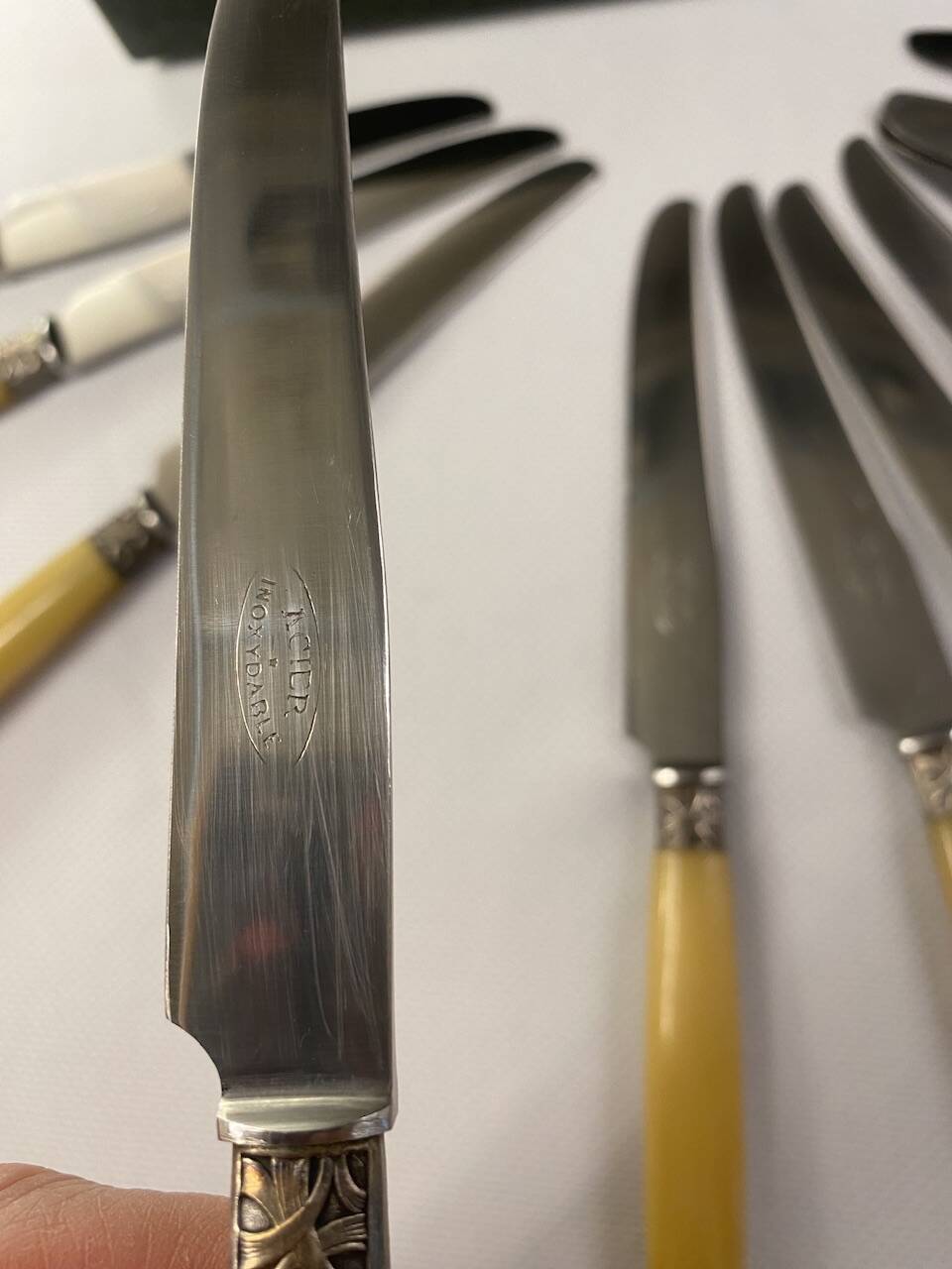 11 Art Deco knives, Bakelite and silver plated in a box