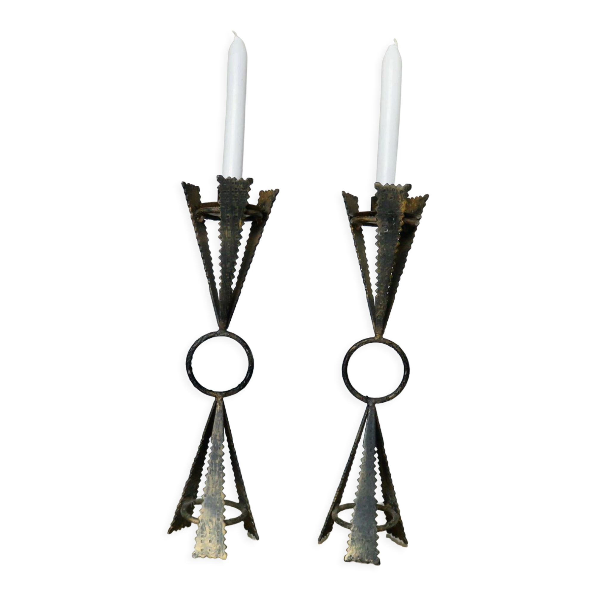 Pair of "brutalist" candlesticks in forged and hammered raw steel 70s