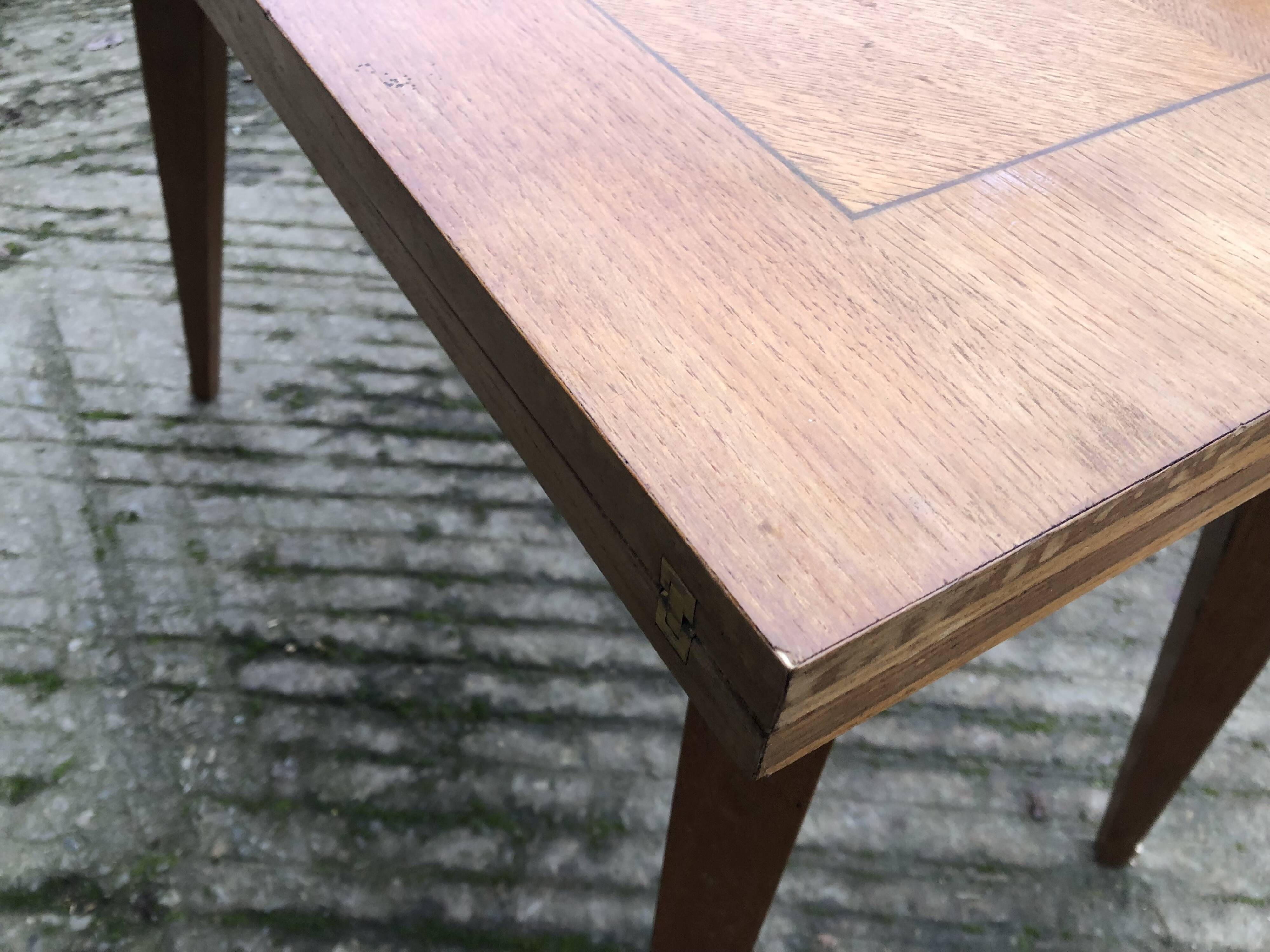 Table vintage portefeuille en chêne aux pieds compas.