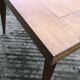 Table vintage portefeuille en chêne aux pieds compas.