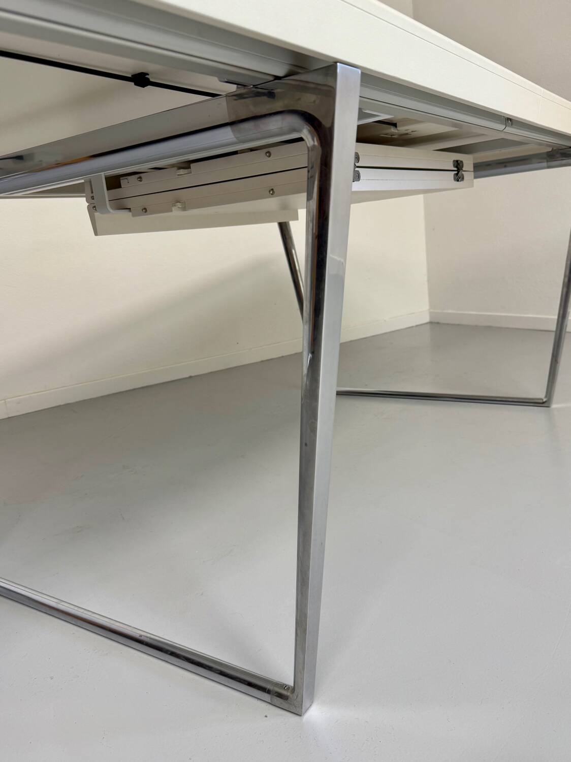 Dining/meeting table in laminated wood designed by antonio citterio vitra