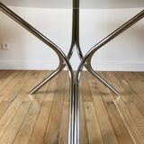 ensemble composé d'une table en chrome et verre fumé et ses 4 chaises tubulaires en chrome et skaï a