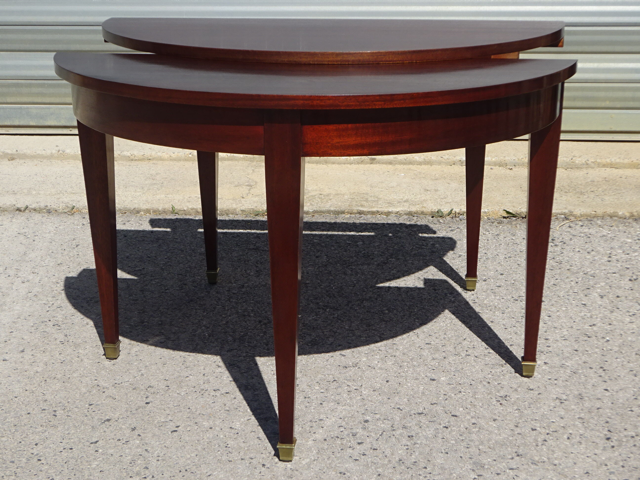 Half-moon console table, extendable in Empire style.