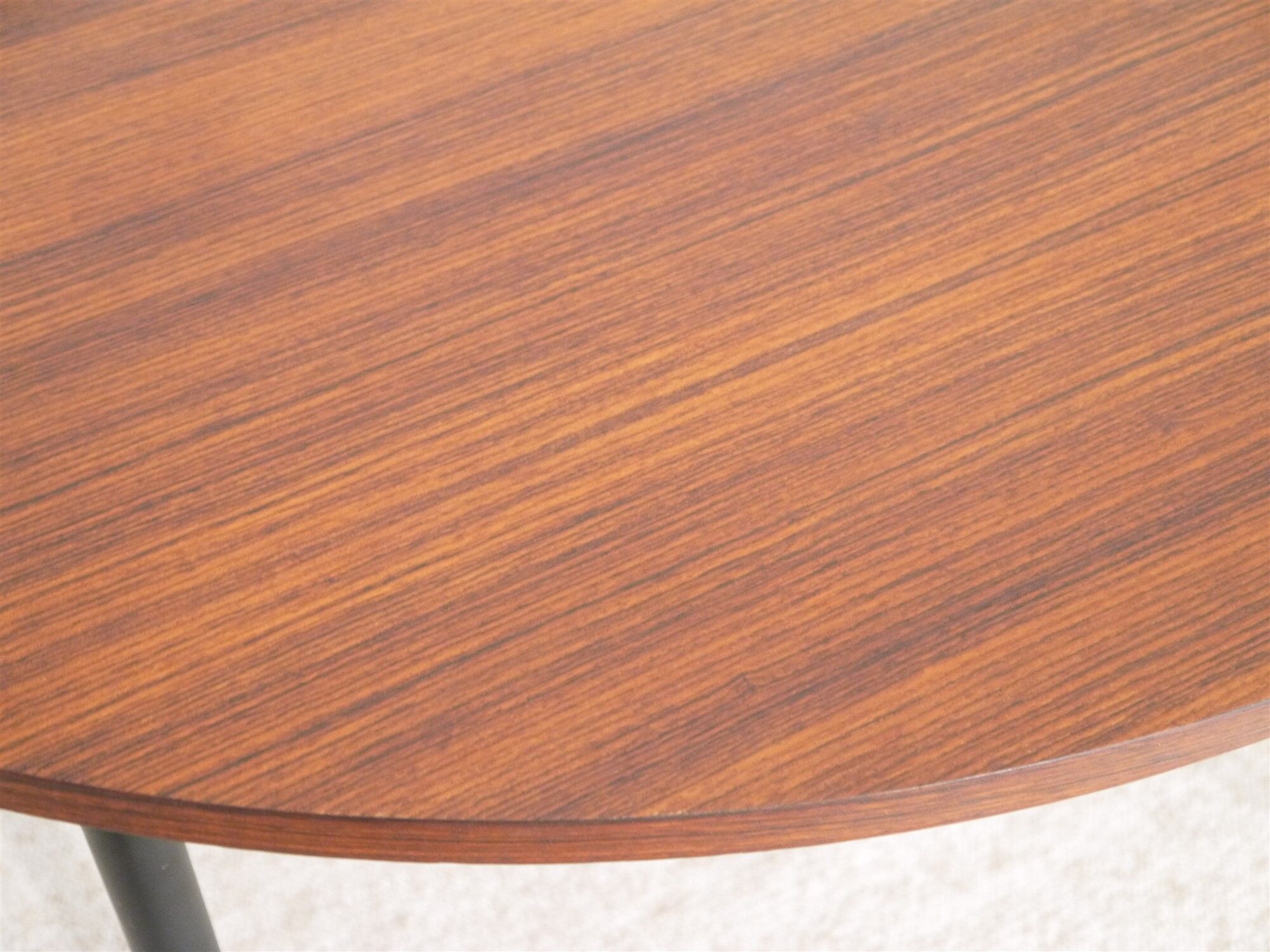 Expandable round dining table