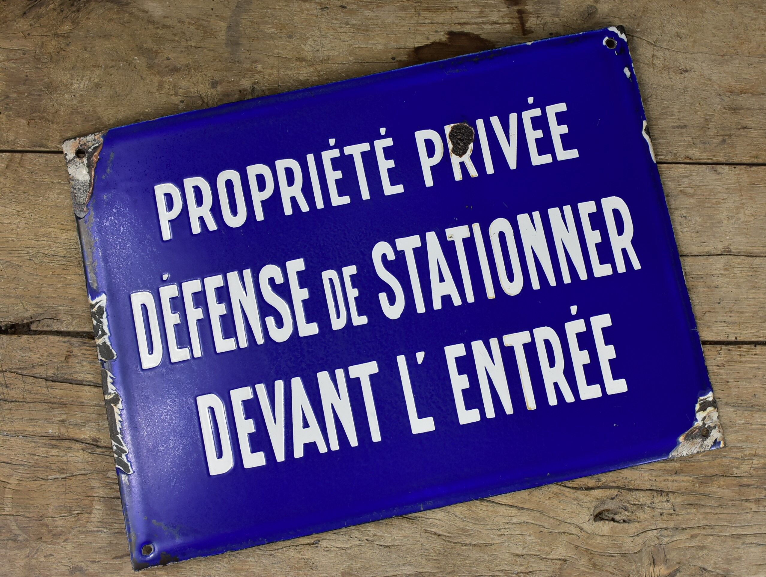 Enamelled plate, parking defense