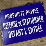 Enamelled plate, parking defense