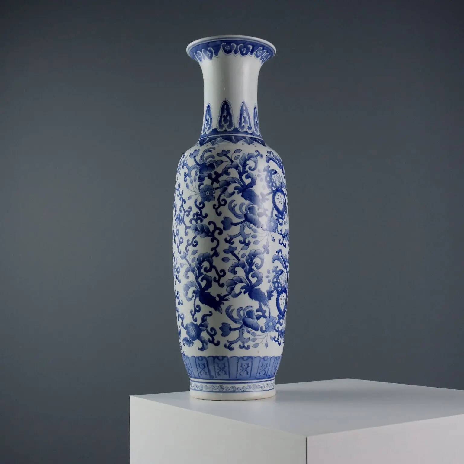 Vase ancien en porcelaine décorée, Chine XXème