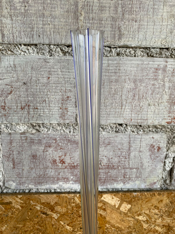 Vase soliflore ancien verre, lignes bleues verticales 80cm