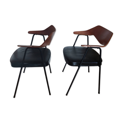 2 fauteuils modèle 675 par Robin Day