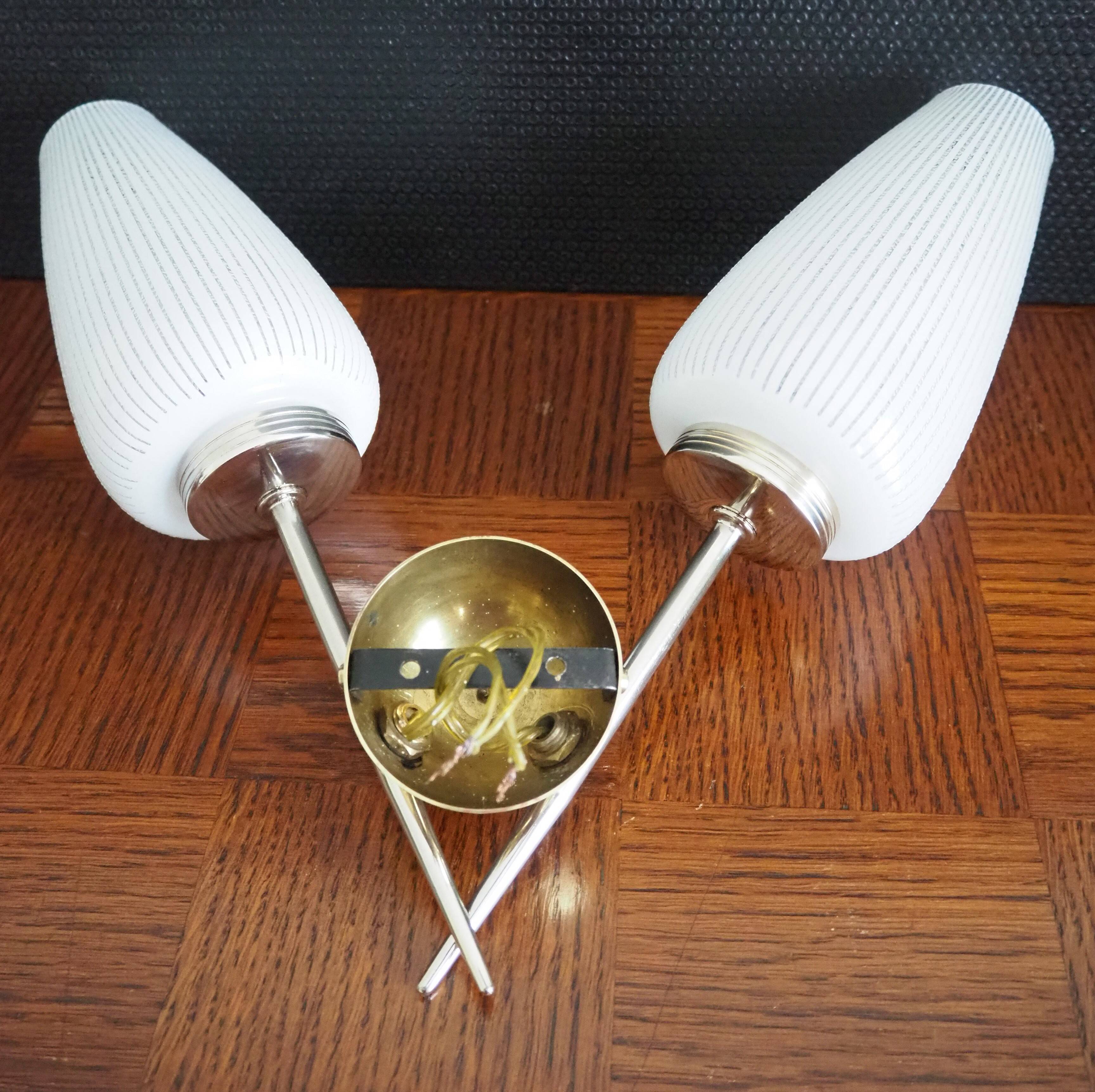 Double brass wall lamp from the 1960s - White glass globe