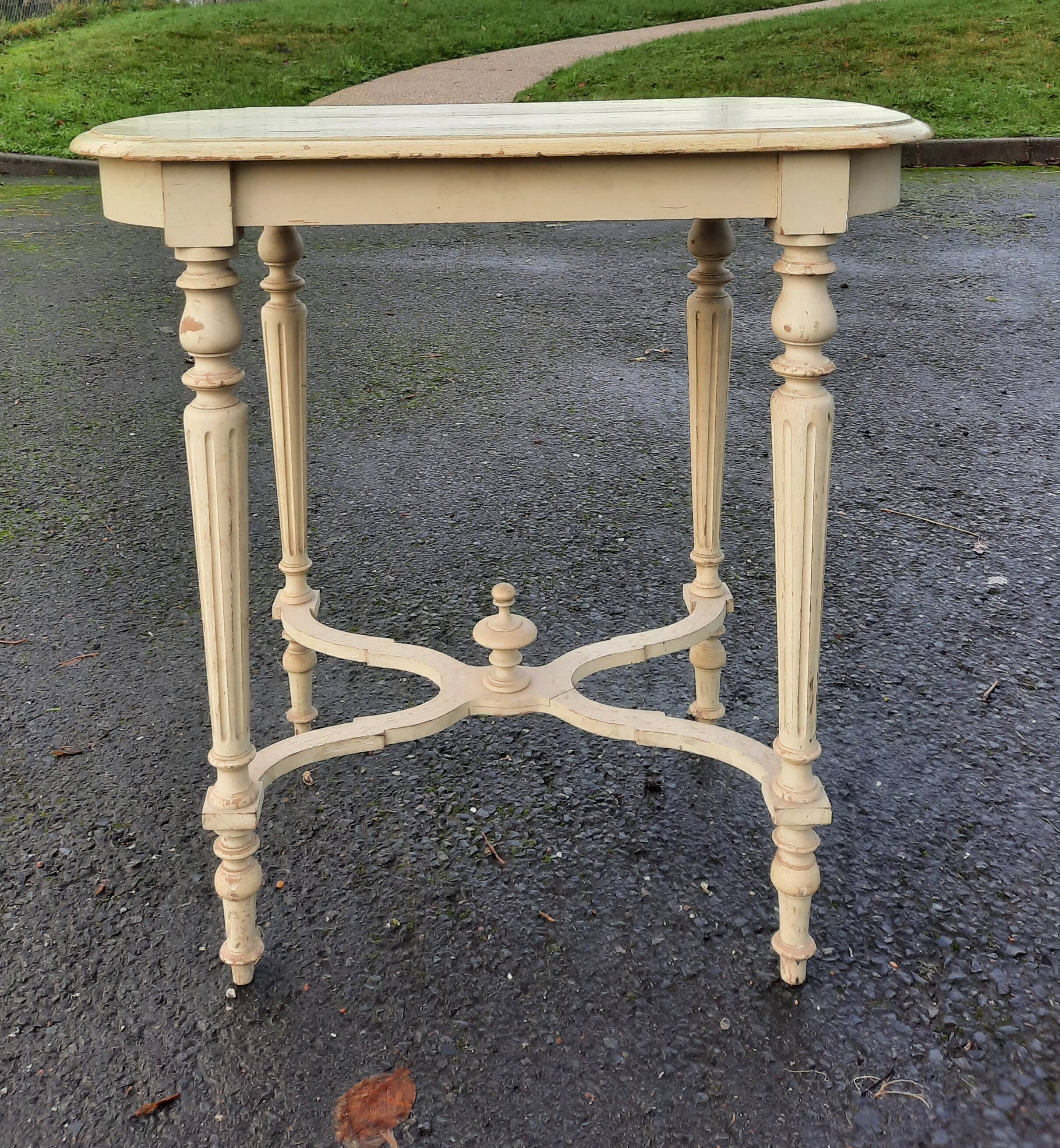 Center table in white lacquered wood