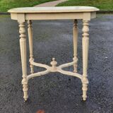 Center table in white lacquered wood