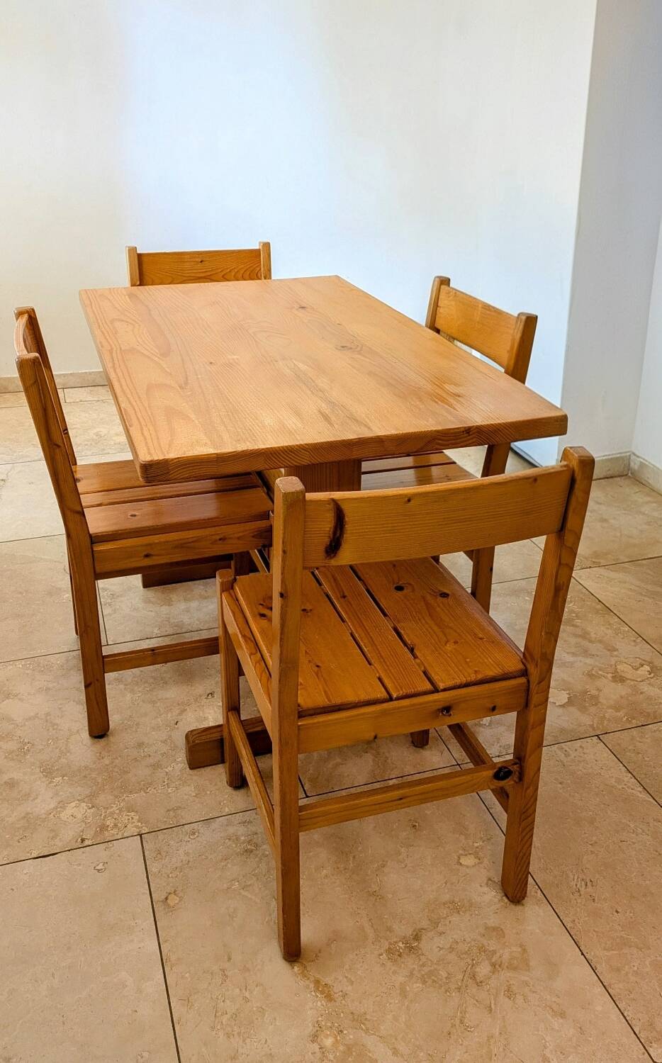 Solid pine table and chairs set – Modern mountain furniture