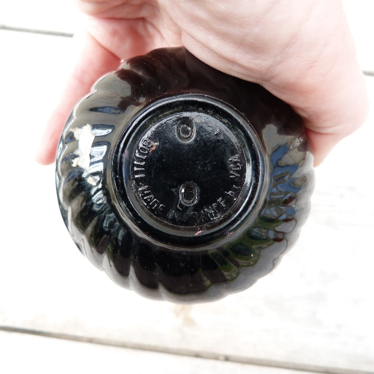 Ink bottle 1900 in black glass