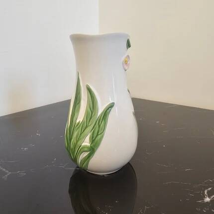 Vase in slipware with Arum flowers