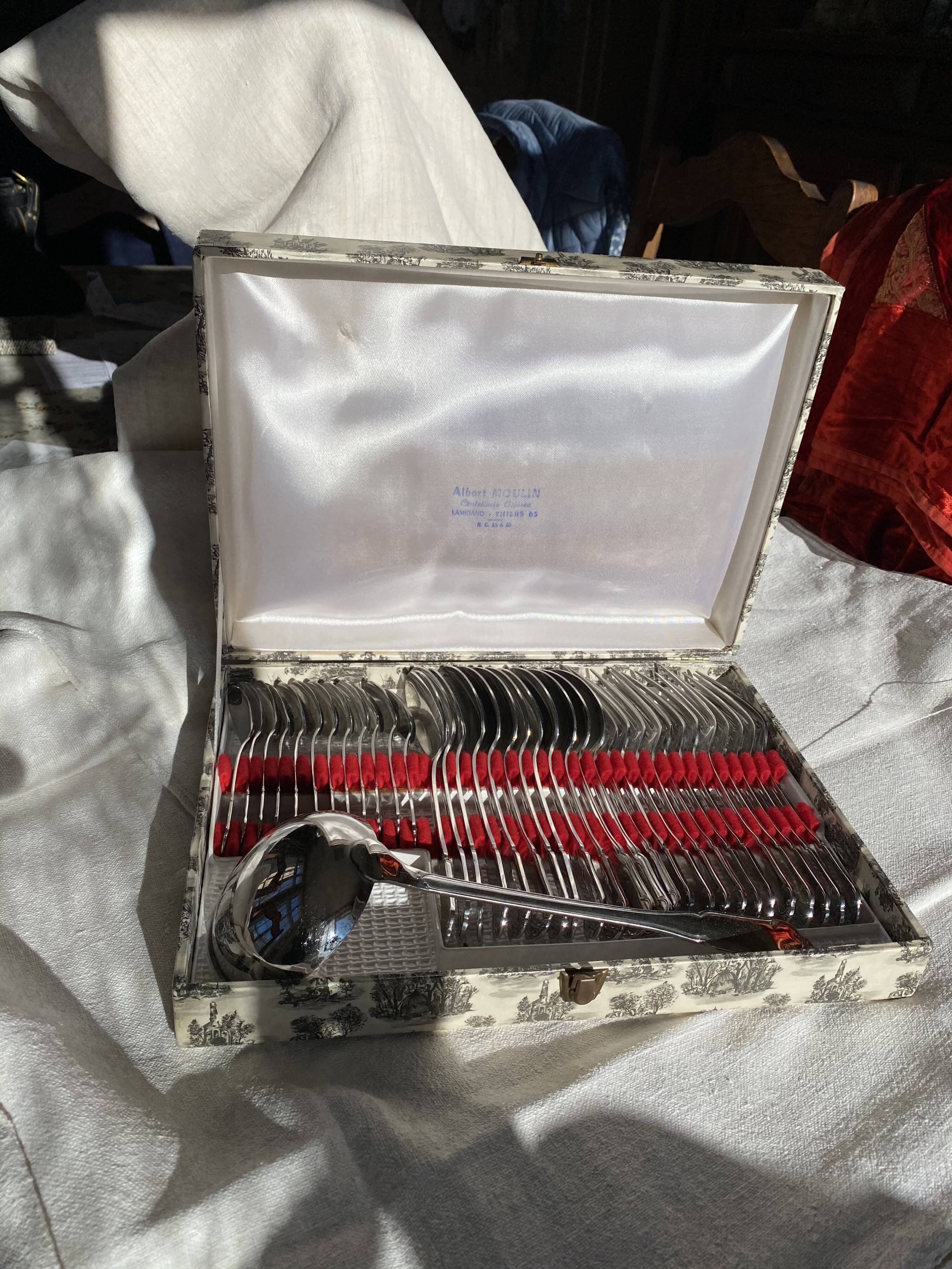 Complete stainless steel housewife