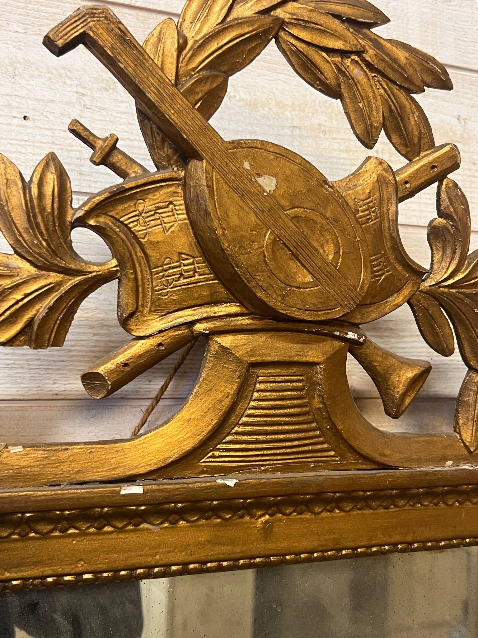 Miroir néoclassique en bois doré