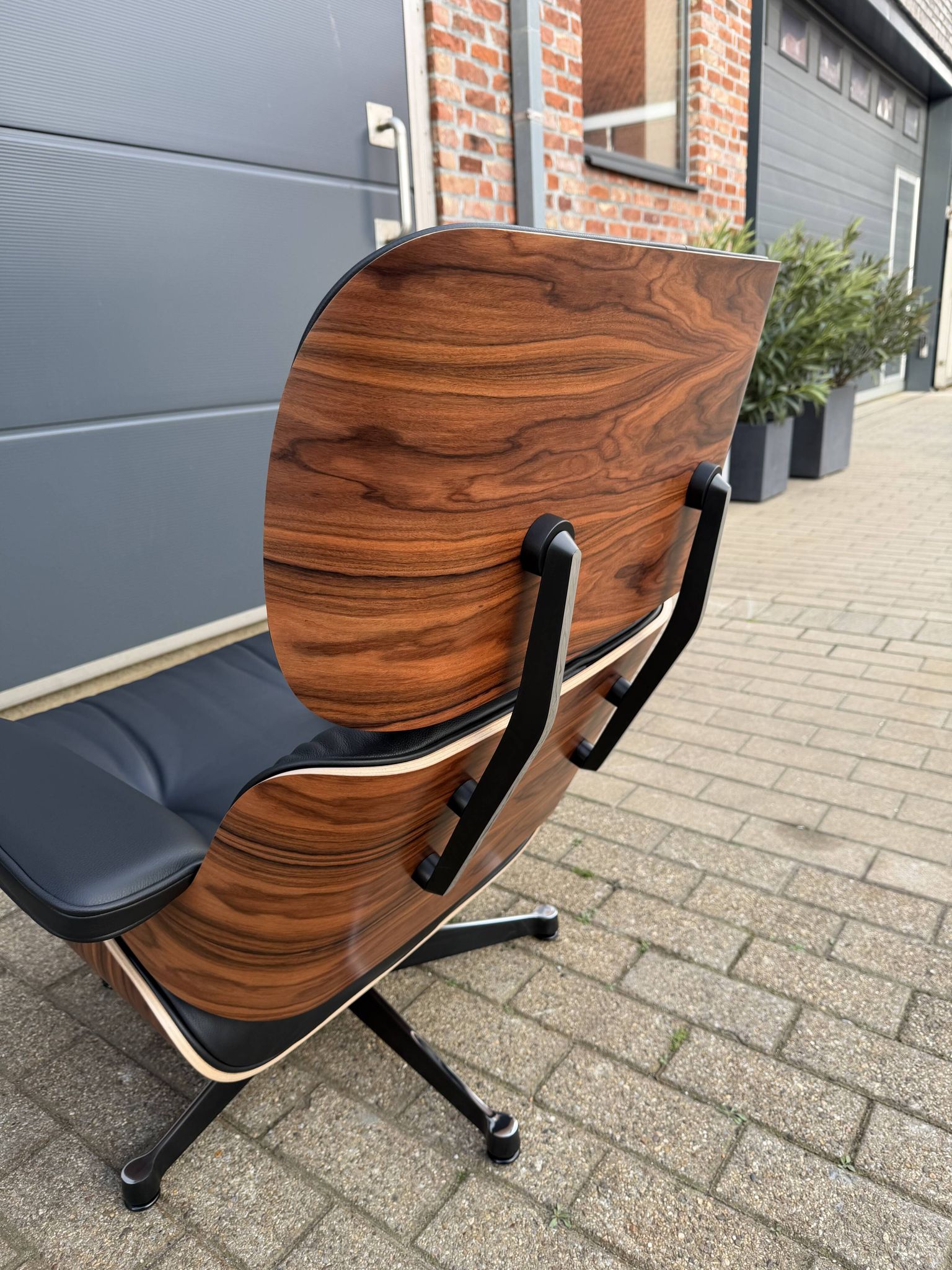 Vitra Eames Lounge chair XL + Ottoman, Zwart leder & Santos Palissander