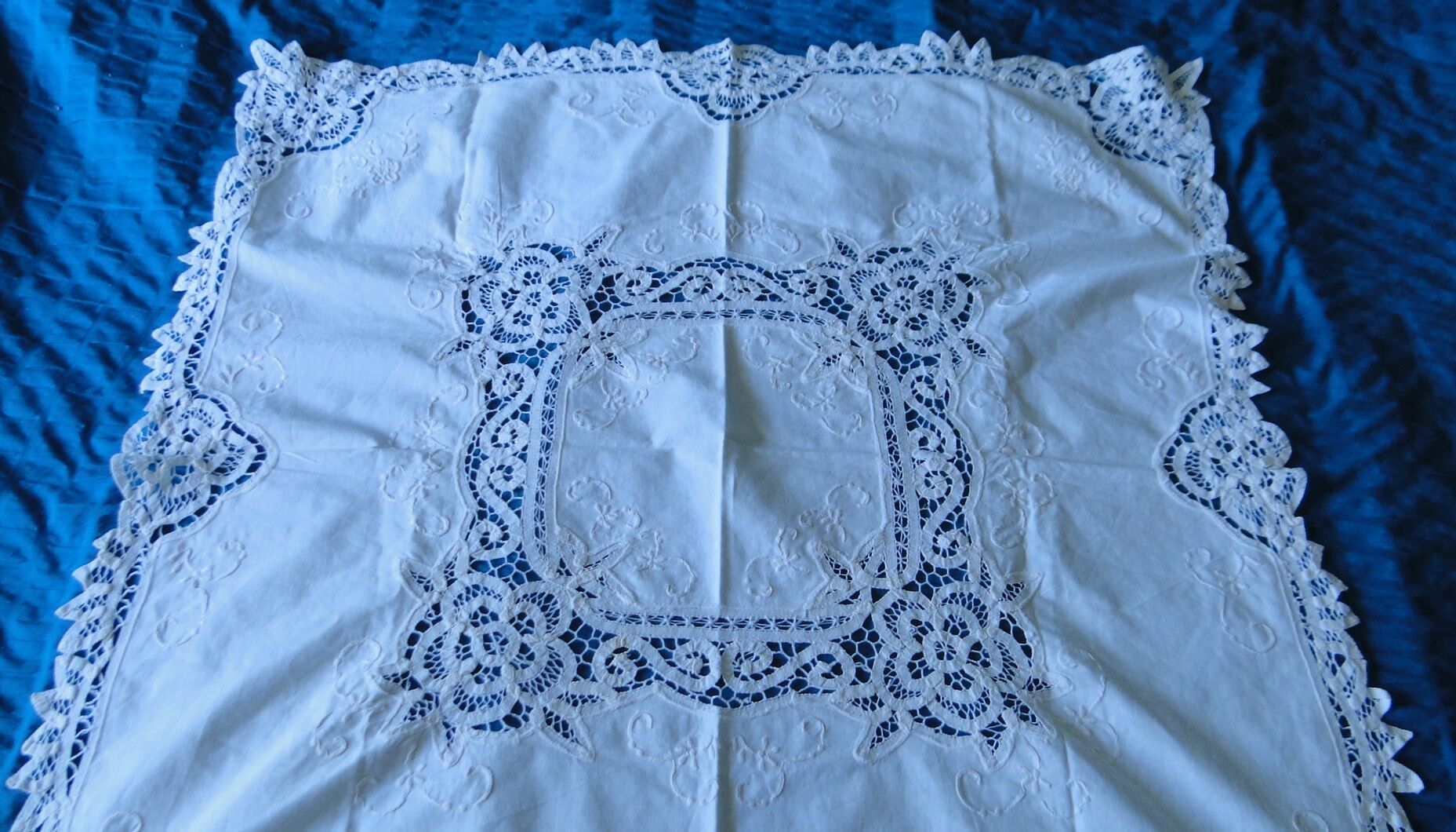 Nappe a the ou surnaple ancienne broderie richelieu