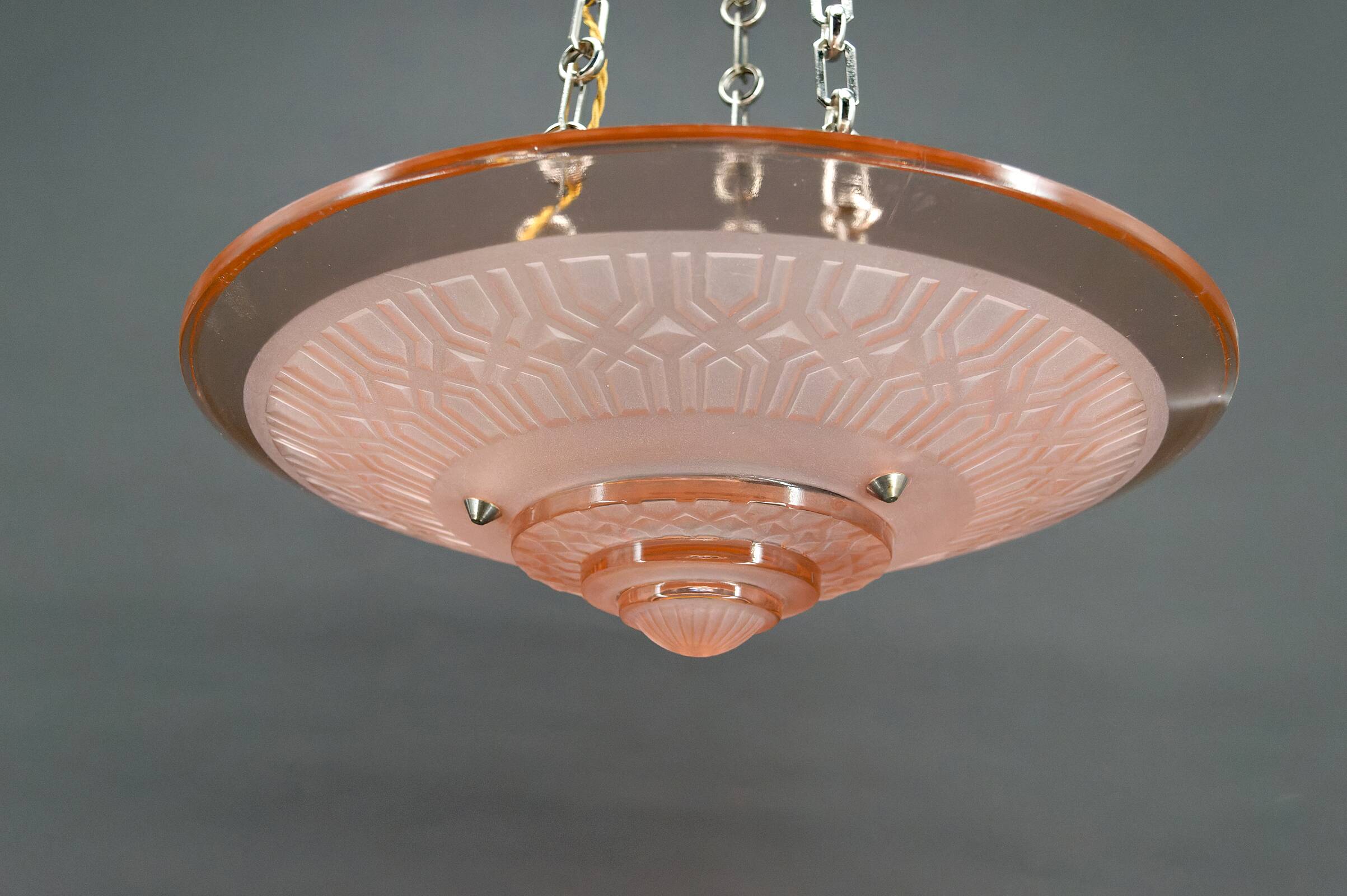 Suspension Art Déco moderniste en verre rose et bronze chromé, par Henry Petitot, 1935