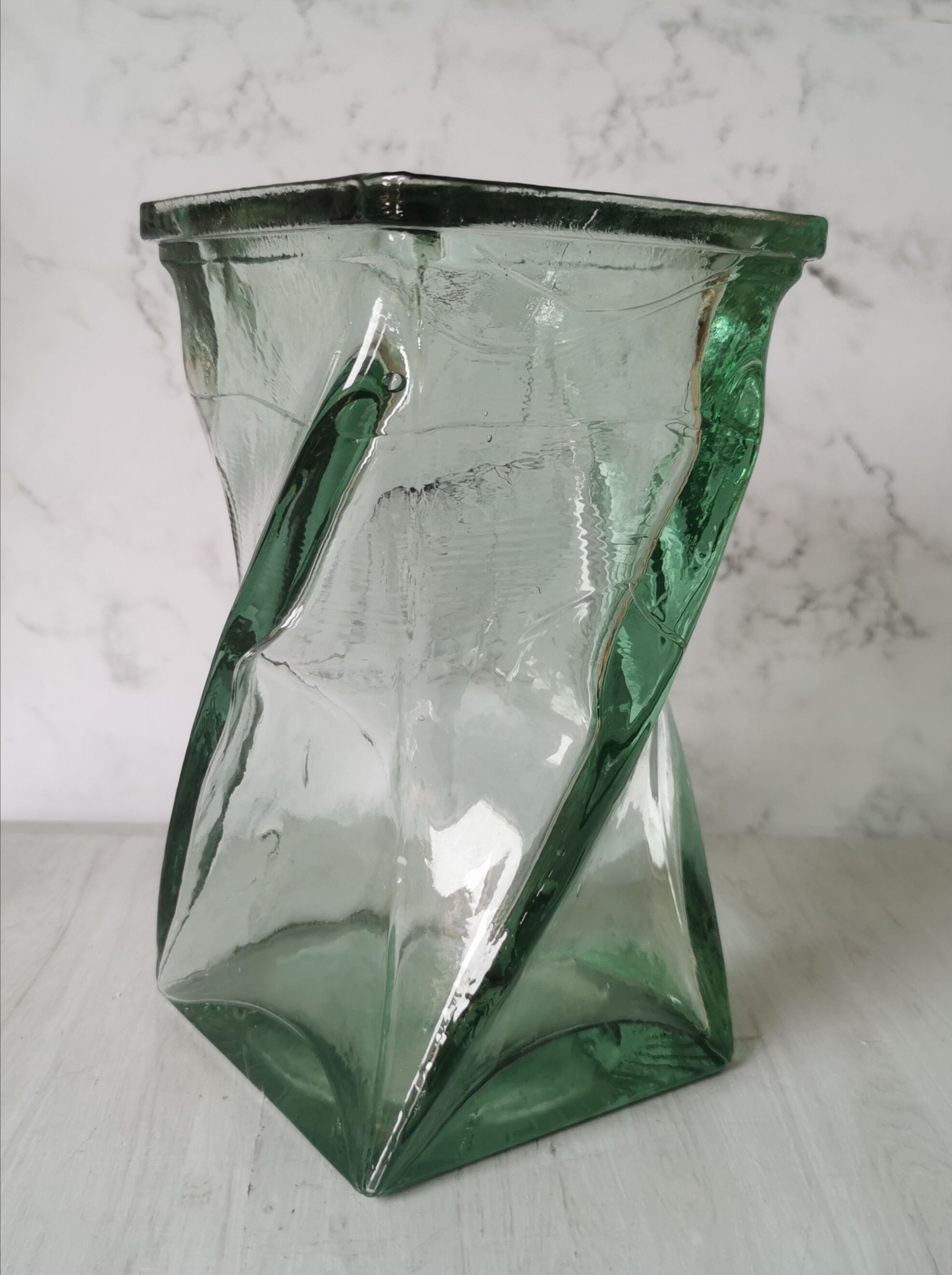 Vase design verre torsadé
