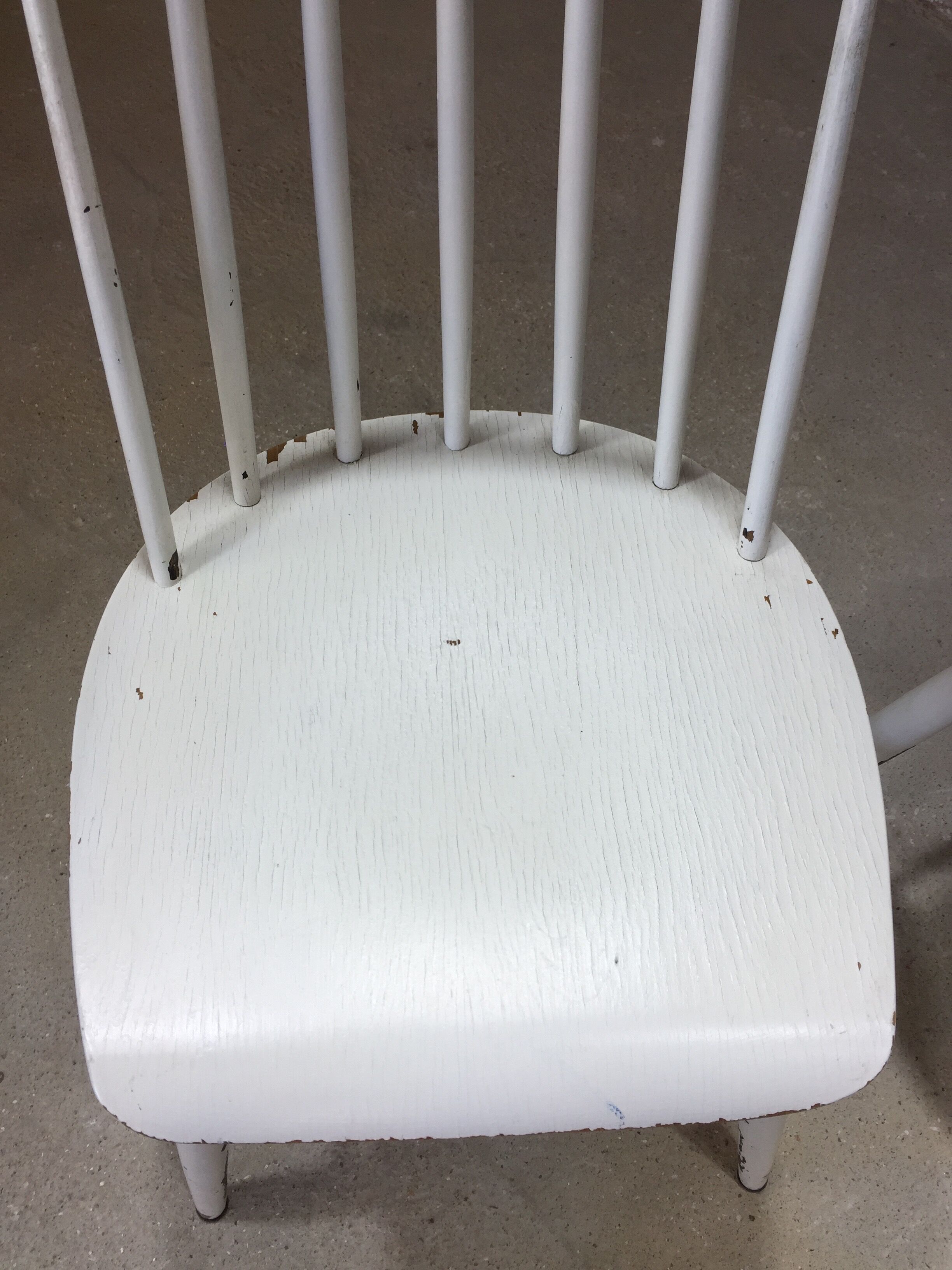 Lot of 4 white wooden chairs