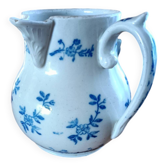 Pitcher with side handle