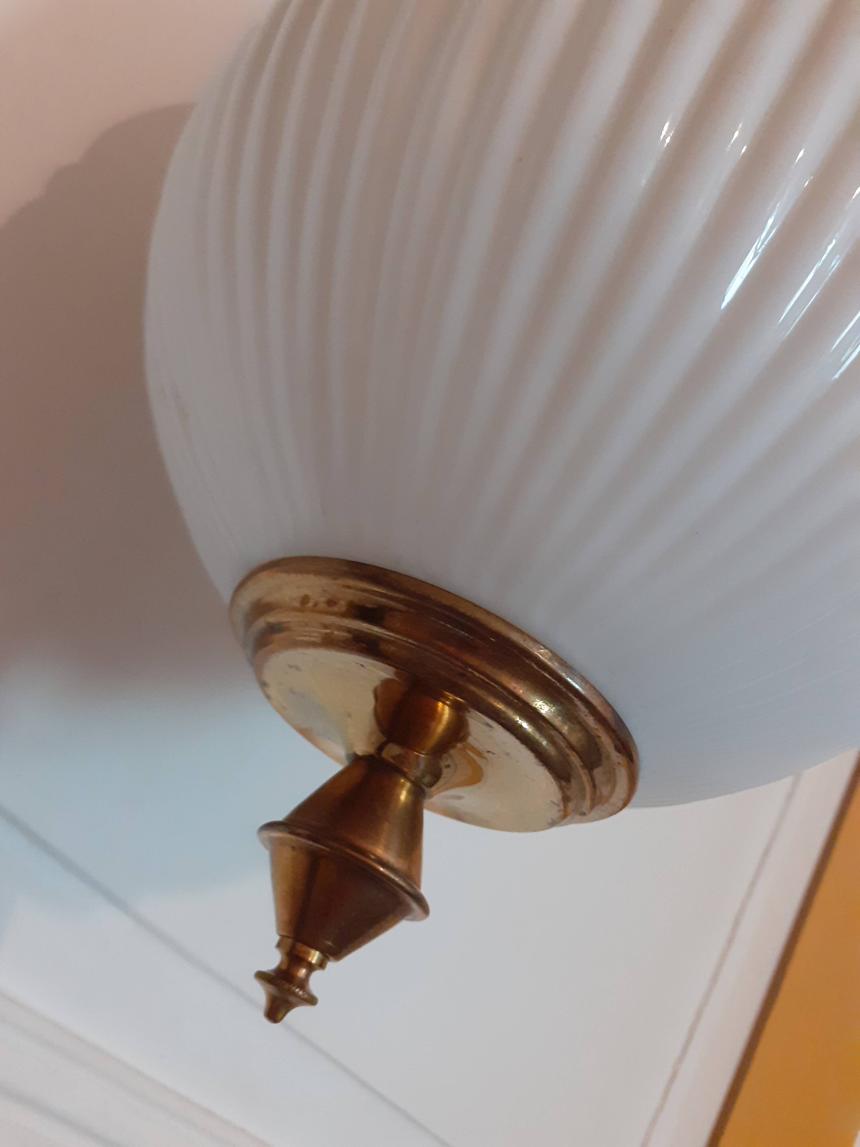 Suspension ancienne en opaline et laiton