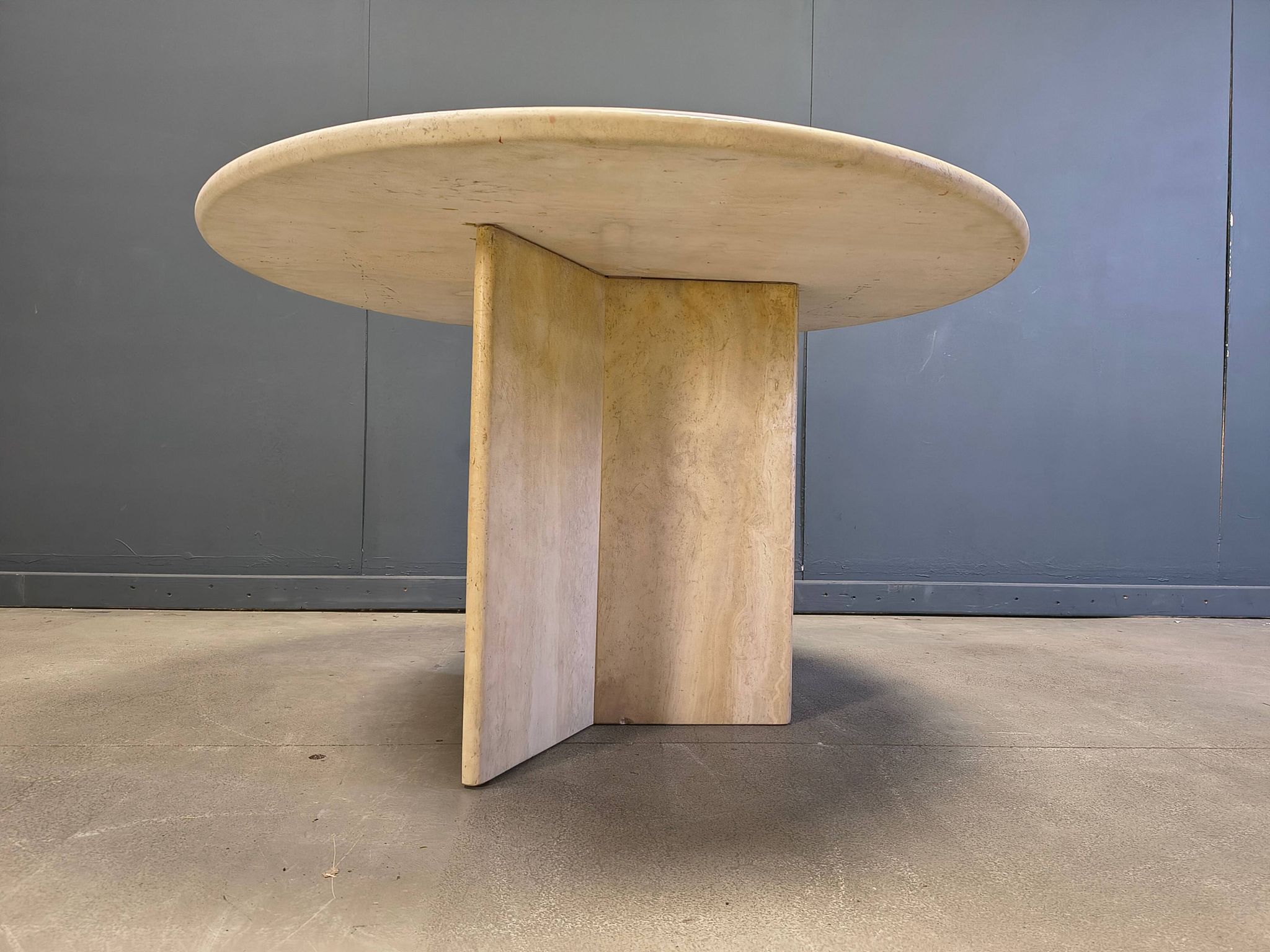 Table à manger ronde en travertin italien des années 1970